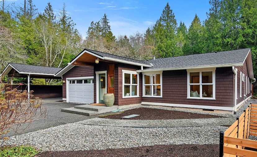 6133 Lariat Loop in Bainbridge Island, WA - Building Photo