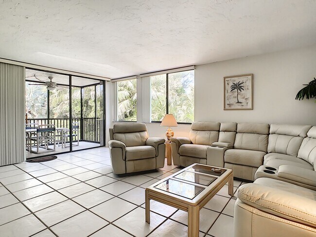 5135 Gulf of Mexico Dr in Longboat Key, FL - Foto de edificio - Building Photo
