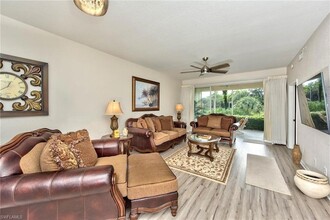1970 Willow Bend Cir, Unit 6-102 in Naples, FL - Foto de edificio - Building Photo