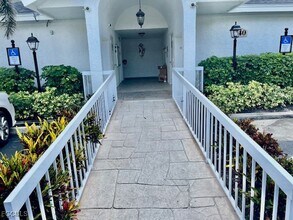 340 Horse Creek Dr in Naples, FL - Building Photo - Building Photo