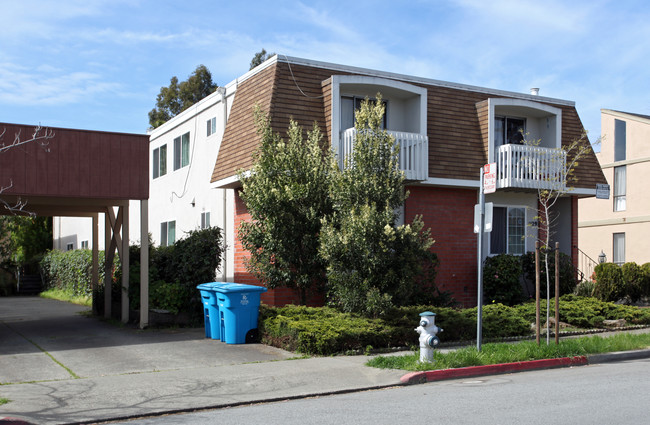 1129 Capuchino Ave in Burlingame, CA - Foto de edificio - Building Photo