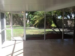 24 Gables Blvd in Weston, FL - Building Photo - Building Photo
