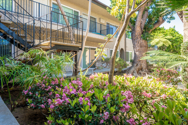 Vida Elegante in Torrance, CA - Foto de edificio - Building Photo