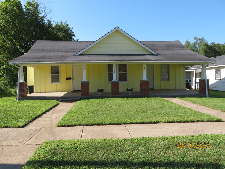 322 McGoodwin Ave, Unit Apartment B in Warrensburg, MO - Building Photo