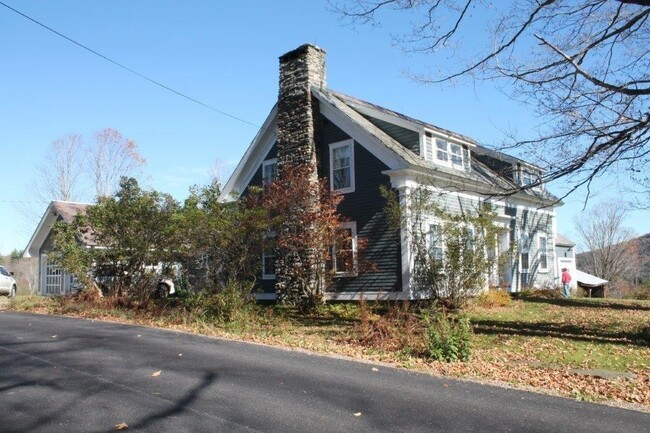 1070 Hell's Peak Rd in Londonderry, VT - Foto de edificio - Building Photo