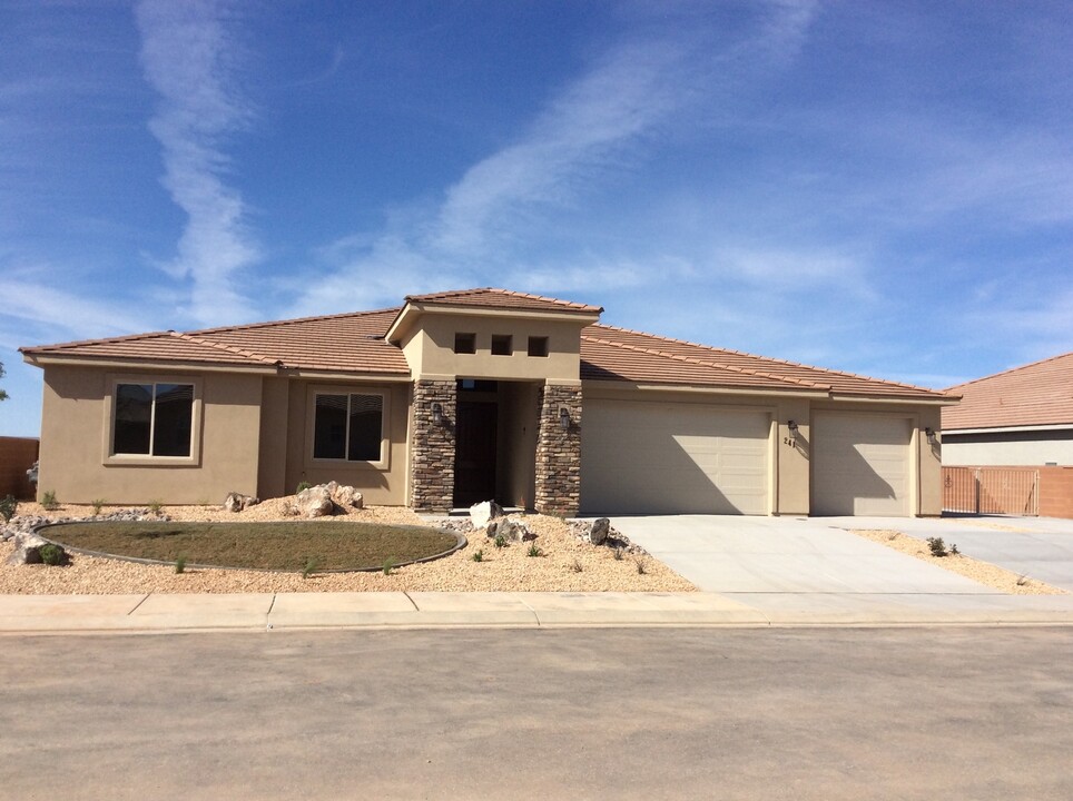 241 N 2720 W in Hurricane, UT - Building Photo