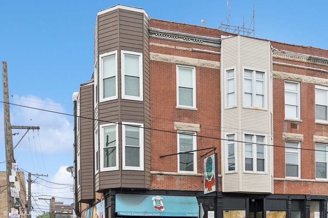 2346 W Fullerton Ave in Chicago, IL - Building Photo