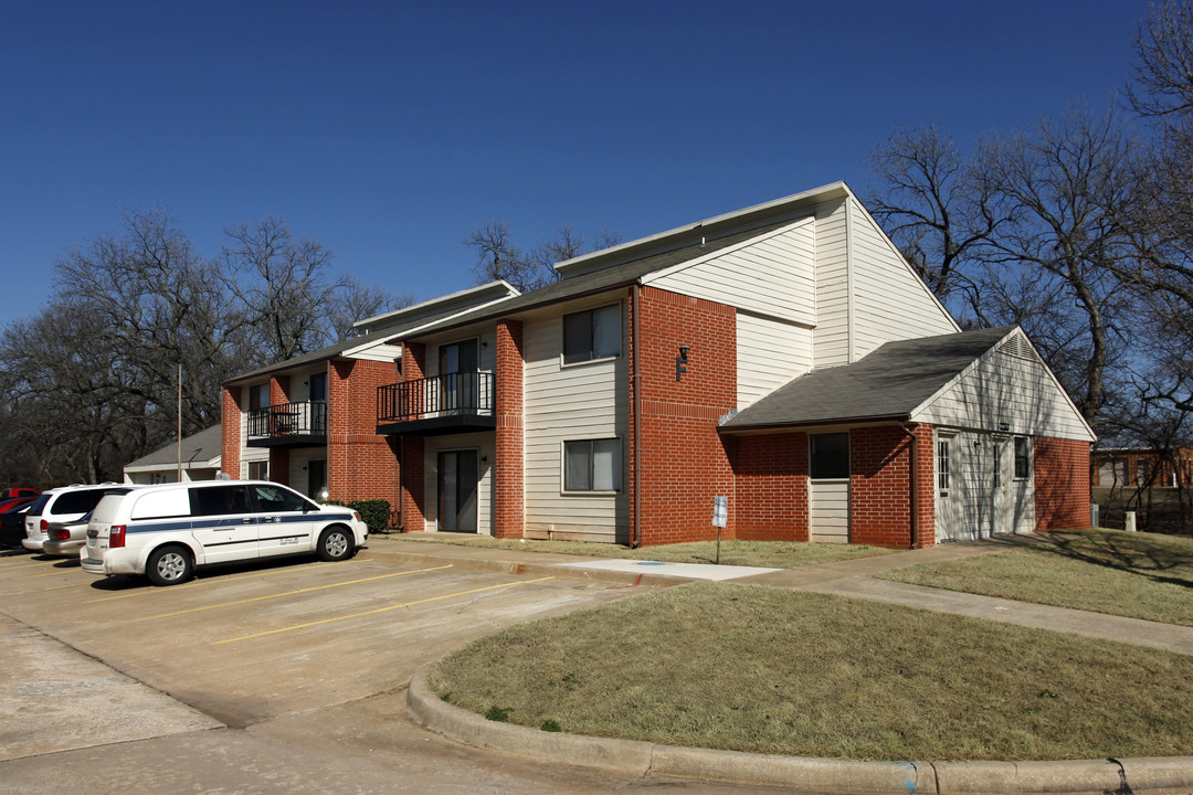 Country Grove Apartments in Shawnee, OK - Building Photo