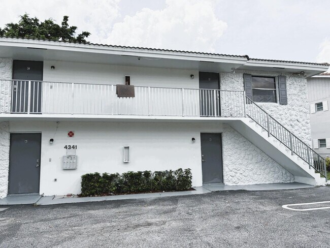 4341 Riverside Dr in Coral Springs, FL - Building Photo - Building Photo
