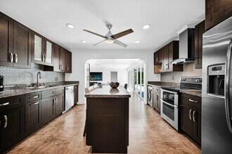 7700 SW 139th Ter in Palmetto Bay, FL - Building Photo - Building Photo