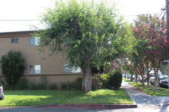 12425 Magnolia Blvd in Valley Village, CA - Building Photo - Building Photo