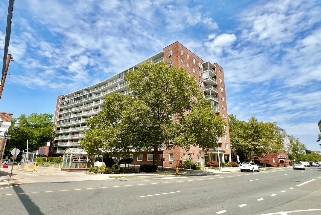 444 Bedford St in Stamford, CT - Building Photo