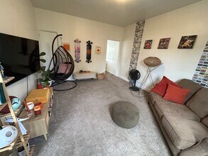 64 S Charlotte St, Unit 2 in Manheim, PA - Foto de edificio - Building Photo