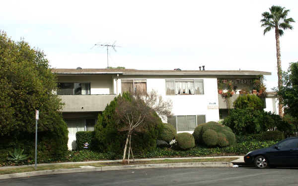 19401-19405 Haynes St in Reseda, CA - Building Photo - Building Photo