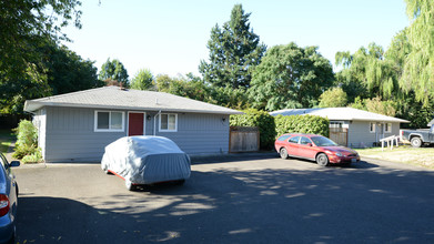 1385 Dollar St in West Linn, OR - Foto de edificio - Building Photo