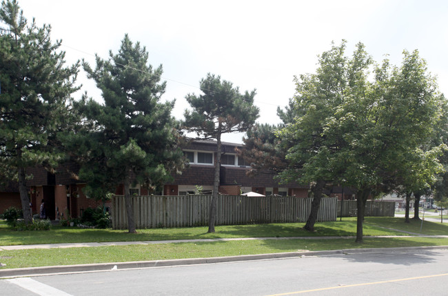 440 Silverstone Dr in Toronto, ON - Building Photo - Building Photo