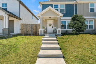Audra Townhomes in Denton, TX - Foto de edificio - Building Photo