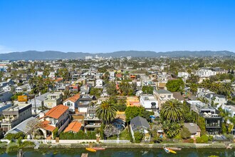 439 Howland Canal in Los Angeles, CA - Foto de edificio - Building Photo