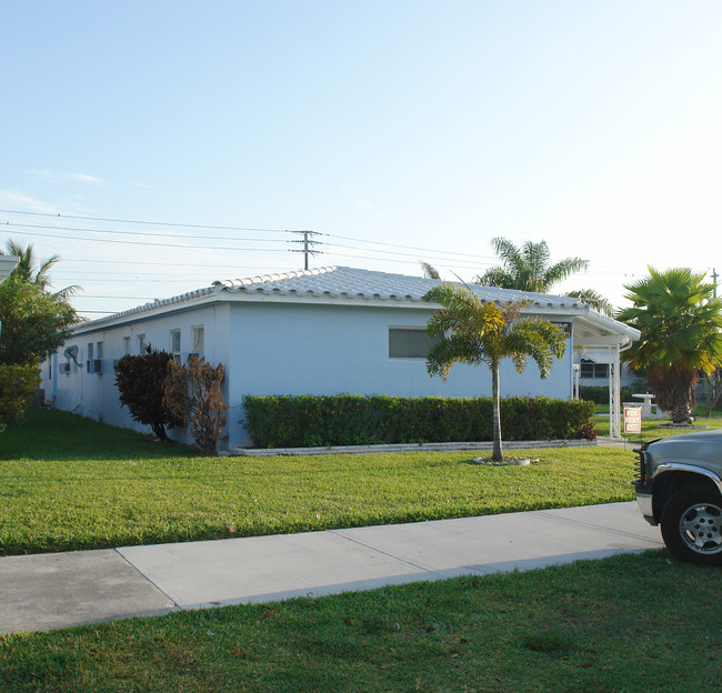 811 NE 10th St in Hallandale Beach, FL - Building Photo - Building Photo