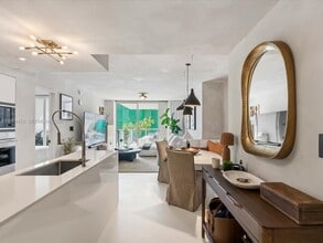 9521 E Bay Harbor Dr in Bay Harbor Islands, FL - Foto de edificio - Building Photo