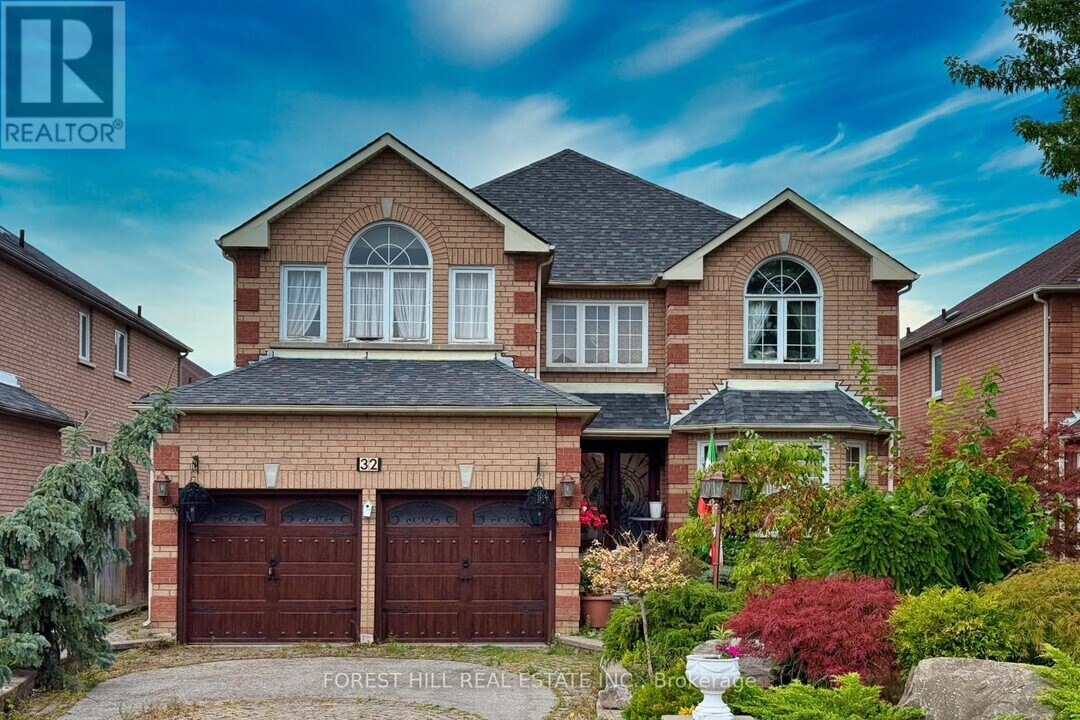 32 Hamills Crescent in Richmond Hill, ON - Building Photo
