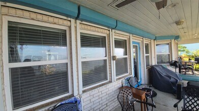 402 1/2 Avenue A in Dickinson, TX - Foto de edificio - Building Photo