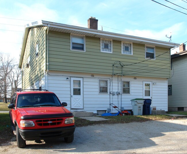 166-168 N 84th St in Milwaukee, WI - Foto de edificio - Building Photo