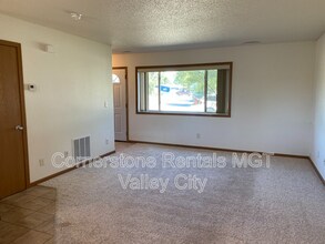 508 10th St NE in Valley City, ND - Foto de edificio - Building Photo