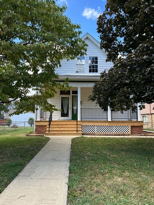 613 W Clay St in Collinsville, IL - Building Photo