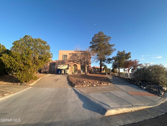 408 N Resler Dr in El Paso, TX - Building Photo - Building Photo