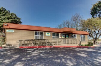 Oak Terrace in San Antonio, TX - Building Photo - Building Photo