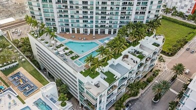 90 SW 3rd St, Unit 1807 in Miami, FL - Building Photo - Building Photo