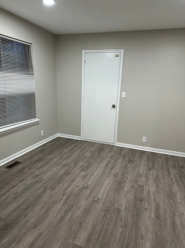 16720 MO-45 in Parkville, MO - Building Photo - Building Photo
