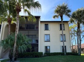 617 Sea Pine Way in Greenacres, FL - Building Photo