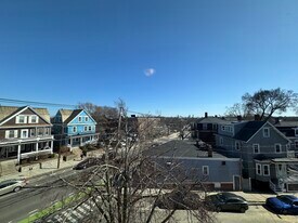 208 Holland St, Unit 2 in Somerville, MA - Building Photo