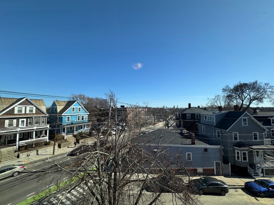 208 Holland St, Unit 2 in Somerville, MA - Building Photo