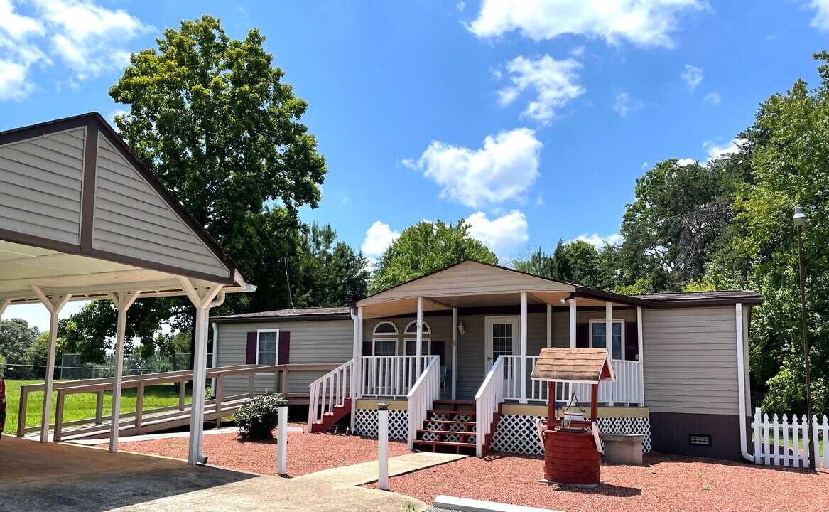 1405 Sugartown Rd in Yadkinville, NC - Building Photo