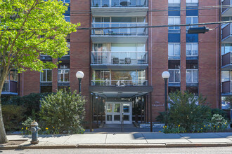 45 Longwood Ave in Brookline, MA - Foto de edificio - Building Photo