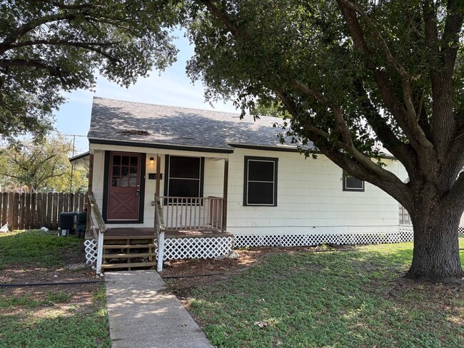 907 N Lantana Dr in Kingsville, TX - Building Photo - Building Photo