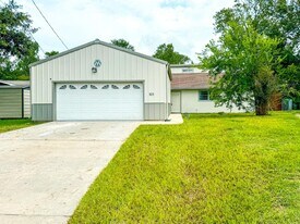 305 Red Haven Dr in Highlands, TX - Building Photo