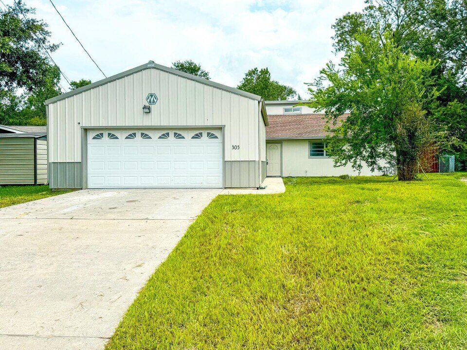 305 Red Haven Dr in Highlands, TX - Building Photo