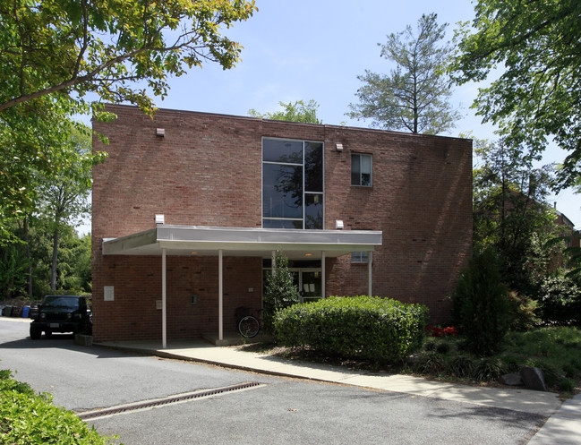 4455 MacArthur Blvd NW in Washington, DC - Foto de edificio - Building Photo