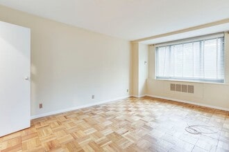 4200 Cathedral Ave NW in Washington, DC - Foto de edificio - Building Photo
