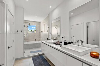 10373 NW 68th Ter in Doral, FL - Building Photo - Building Photo