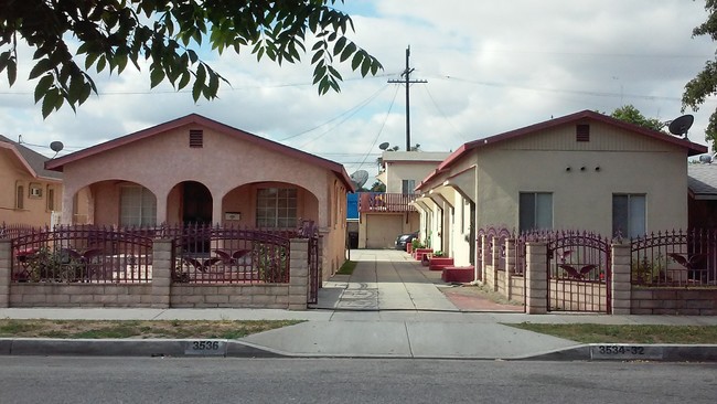 3532 E 58th St in Maywood, CA - Foto de edificio - Building Photo