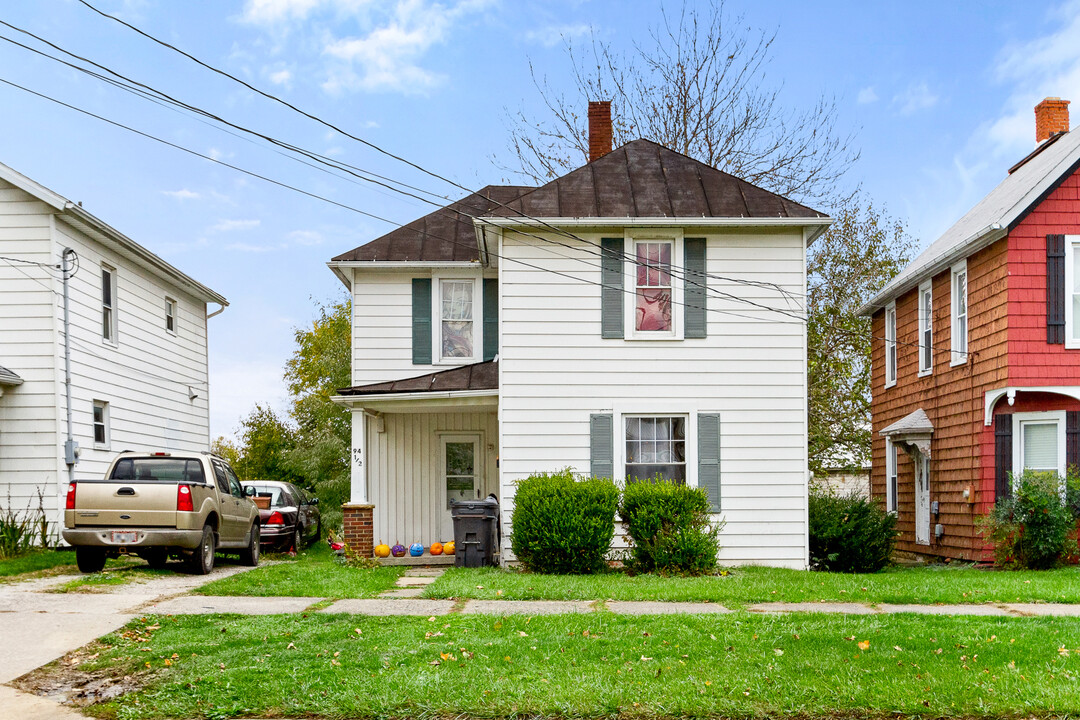 94 Broadway St in Shelby, OH - Building Photo