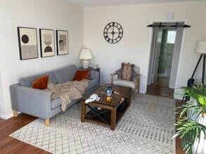 545 N Hoover St, Unit 2 in Los Angeles, CA - Foto de edificio - Building Photo