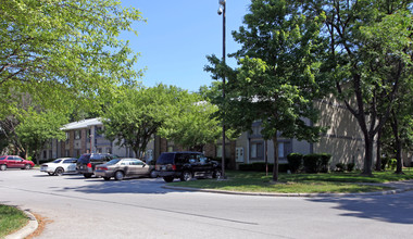 Greenview Gardens in Toledo, OH - Building Photo - Building Photo