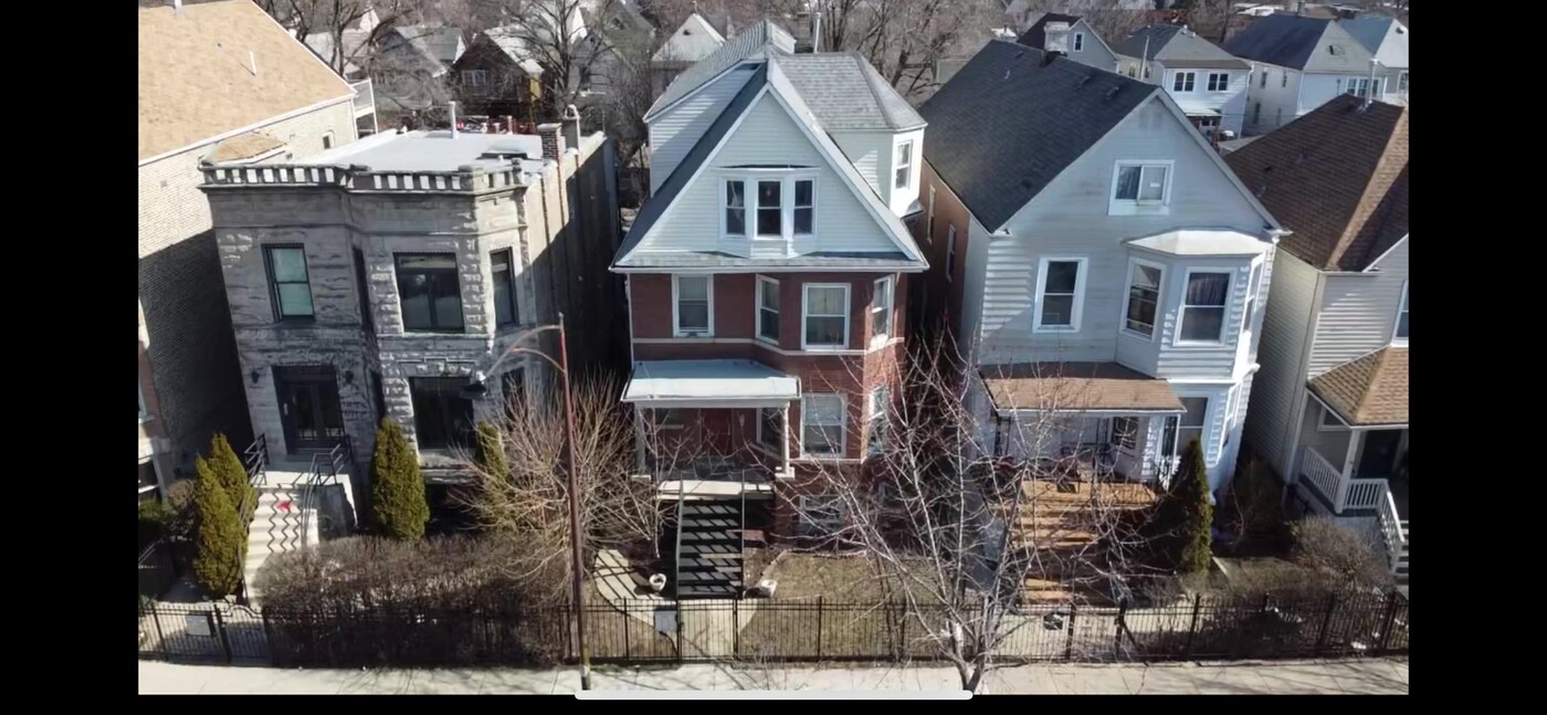2525 N Central Park Ave in Chicago, IL - Building Photo