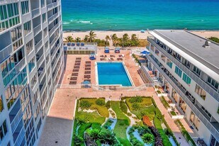 5401 Collins Ave, Unit 431 in Miami, FL - Building Photo